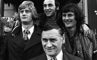 Kazimierz Górski i jego bohaterowie z Wembley przed londyńskim hotelem (od lewej): Jerzy Gorgoń, Jan