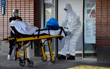 Pacjent prowadzony na oddział intensywnej terapii (UCI) szpitala Severo Ochoa w Leganes pod Madrytem