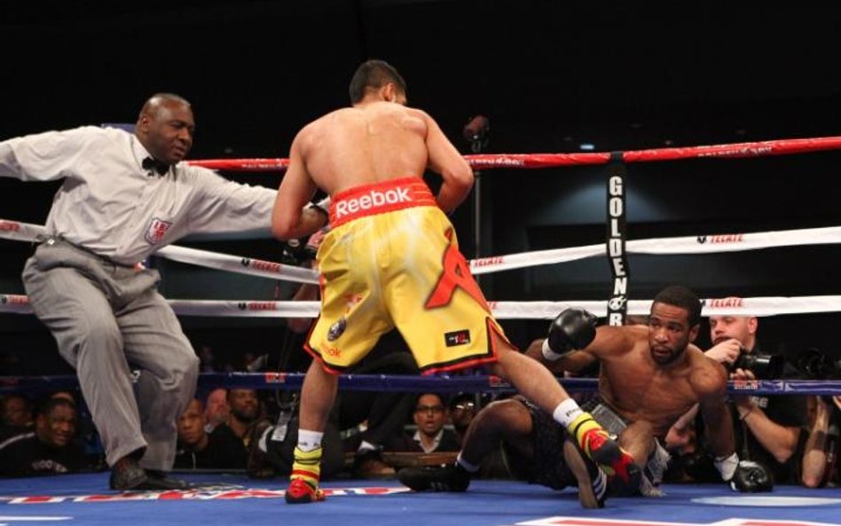 Lamont Peterson na linach po jednym z ciosów Amira Khana