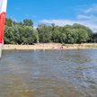 Patrzymy na oddalający się praski brzeg i na tle łopoczącej polskiej flagi na burcie – pas zieleni. 