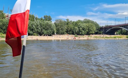 Patrzymy na oddalający się praski brzeg i na tle łopoczącej polskiej flagi na burcie – pas zieleni. 