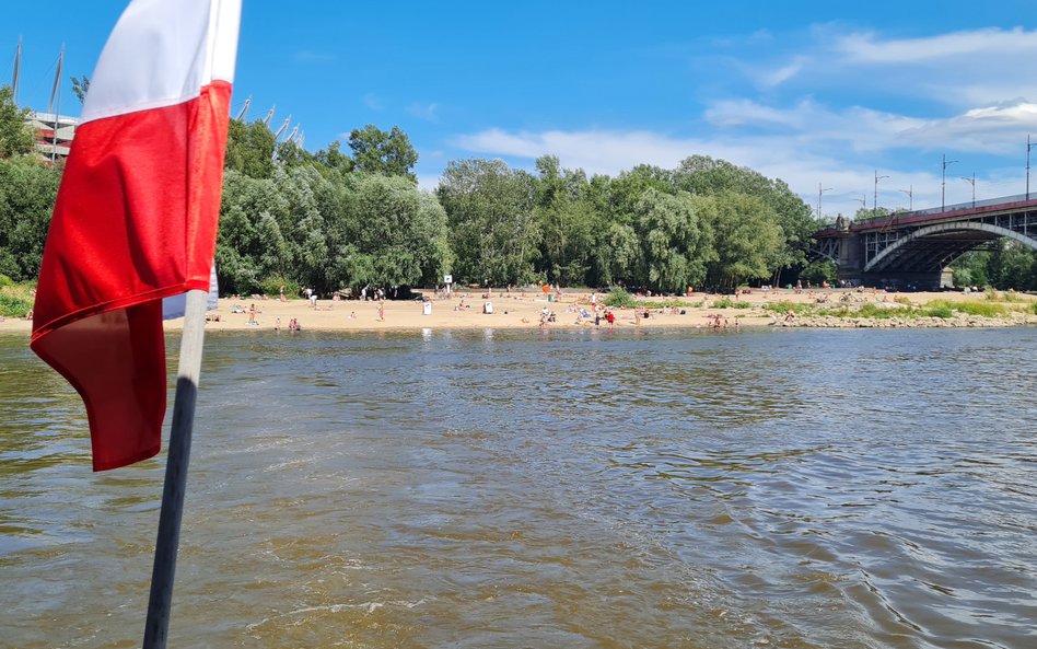 Patrzymy na oddalający się praski brzeg i na tle łopoczącej polskiej flagi na burcie – pas zieleni. 