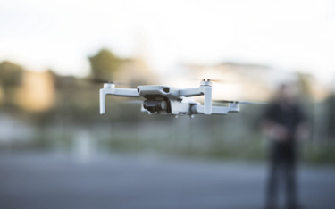 Nowe przepisy w USA o dronach. Mogą latać nad ludźmi i w nocy