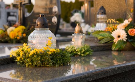 Sąd: opłaty za wjazd na cmentarz czy murowany grób naruszają prawo