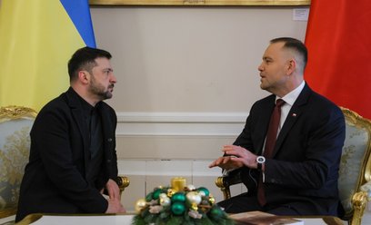 Prezydent Karol Nawrocki (P) oraz prezydent Ukrainy Wołodymyr Zełenski (L) podczas spotkania w Pałac