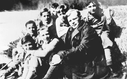 Dietrich Bonhoeffer, ewangelicki pastor i teolog, otwarcie przeciwstawiał się nazizmowi. Został uwię
