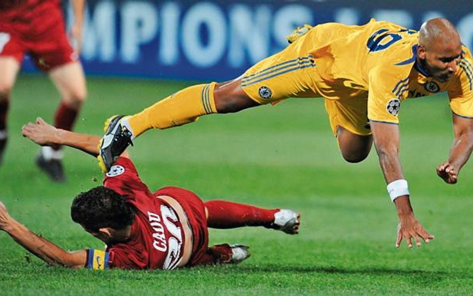 Nicolas Anelka (w żółtej koszulce) ma być jednym z tych piłkarzy, którzy zapewnią awans Chelsea