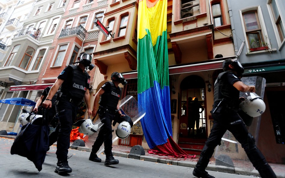 Represje wobec LGBT+ w Turcji. Naloty w Stambule, Ankarze i Izmirze