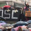 Mimo ulewnego deszczu tysiące osób, głównie kobiet, protestowało na placu Zamkowym w Warszawie.