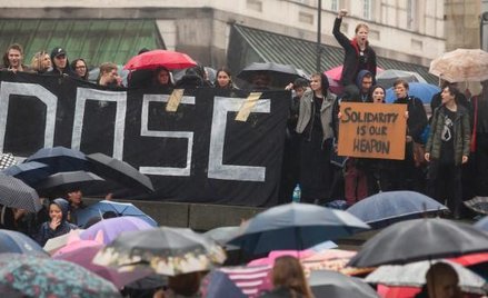 Mimo ulewnego deszczu tysiące osób, głównie kobiet, protestowało na placu Zamkowym w Warszawie.