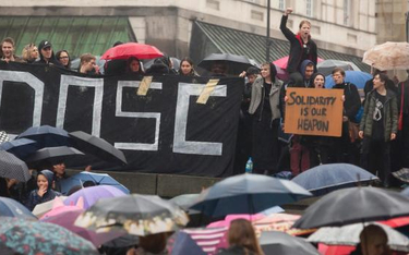 Mimo ulewnego deszczu tysiące osób, głównie kobiet, protestowało na placu Zamkowym w Warszawie.
