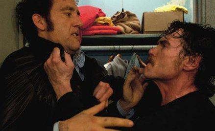 Clive Owen (z lewej) i Billy Crudup jako dwaj bracia w „Więzach krwi”. Film od dziś na ekranach