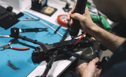 Technik przygotowuje drona Shrike FPV w firmie technologii wojskowej Skyfall w nieznanym miejscu na 