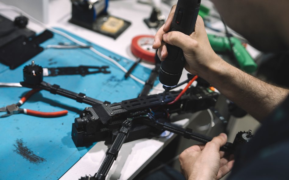 Technik przygotowuje drona Shrike FPV w firmie technologii wojskowej Skyfall w nieznanym miejscu na 