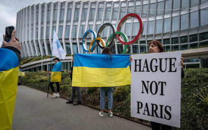 Protest przeciwko udziałowi Rosjan w igrzyskach w Paryżu przed siedzibą MKOl w Lozannie