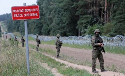 Pas drogi granicznej na polsko-białoruskiej granicy w Kopczanach