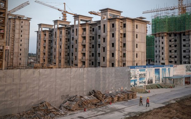 Chiński rynek nieruchomości pogrążył się w kryzysie, a wiele projektów deweloperskich jest opóźniony