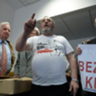 Kim jest człowiek, którzy rzucił w sędzię tortem
