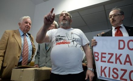 Kim jest człowiek, którzy rzucił w sędzię tortem