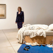 „Moje łóżko” Tracey Emin. Dlaczego jej instalacja ma być uznawana za sztukę? „Bo ja tak mówię” – odp