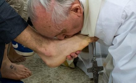 Papież Franciszek myjący nogi ubogim