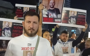 Anton Łobanow, brat uprowadzonego przez Hamas Alexa Łobanowa wraz z krewnymi i znajomymi na demonstr
