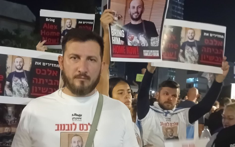 Anton Łobanow, brat uprowadzonego przez Hamas Alexa Łobanowa wraz z krewnymi i znajomymi na demonstr