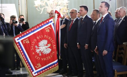 Zjednoczona opozycja sumarycznie notuje lepszy wynik niż PiS (na zdjęciu od prawej: Władysław Kosini