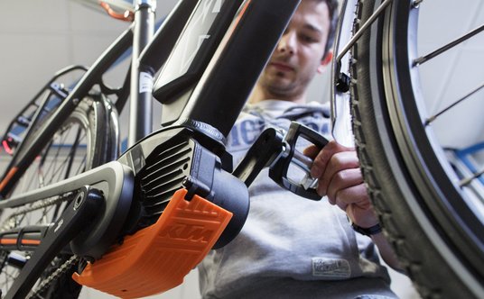 "Produkcja elektrycznych rowerów w fabryce firmy KTM Fahrrad GmbH w Austri"