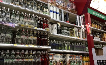 Parlament Indonezji debatuje nad ustawą zakazującą picia alkoholu