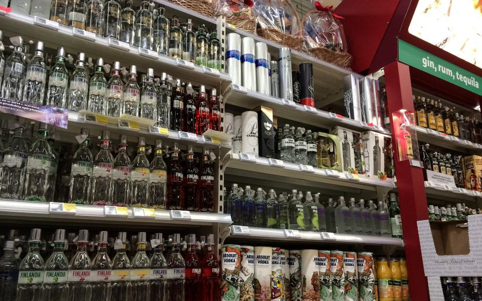 Parlament Indonezji debatuje nad ustawą zakazującą picia alkoholu