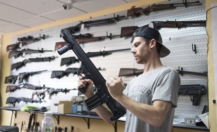 Prezydent USA wydał zarządzenie. Dokładna kontrola przeszłości nabywców broni