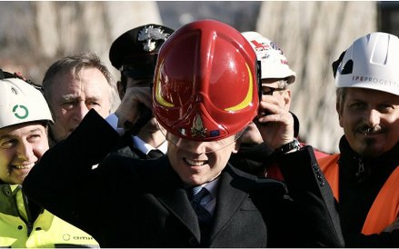 Włoski premier Giuseppe Conte na placu rozbiórki