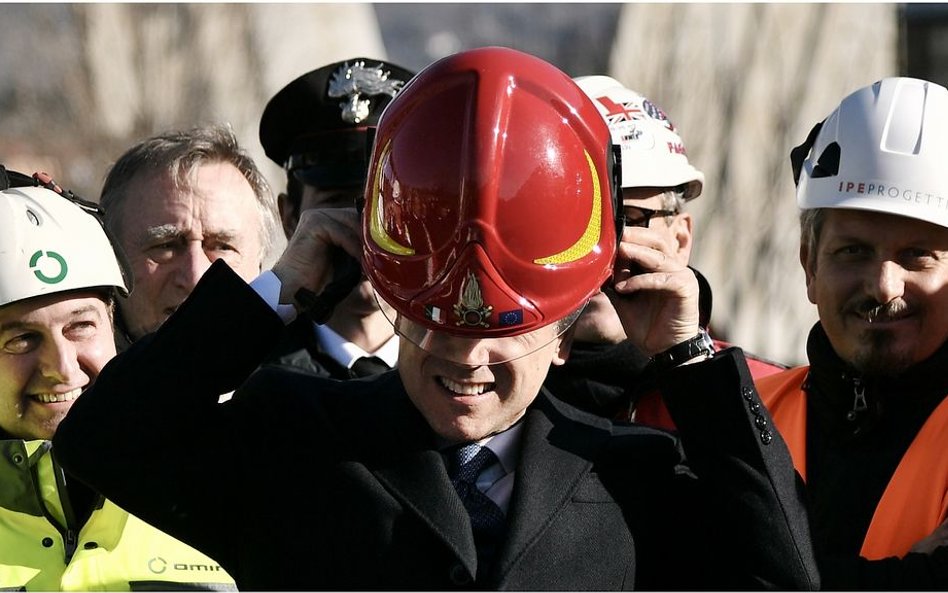 Włoski premier Giuseppe Conte na placu rozbiórki