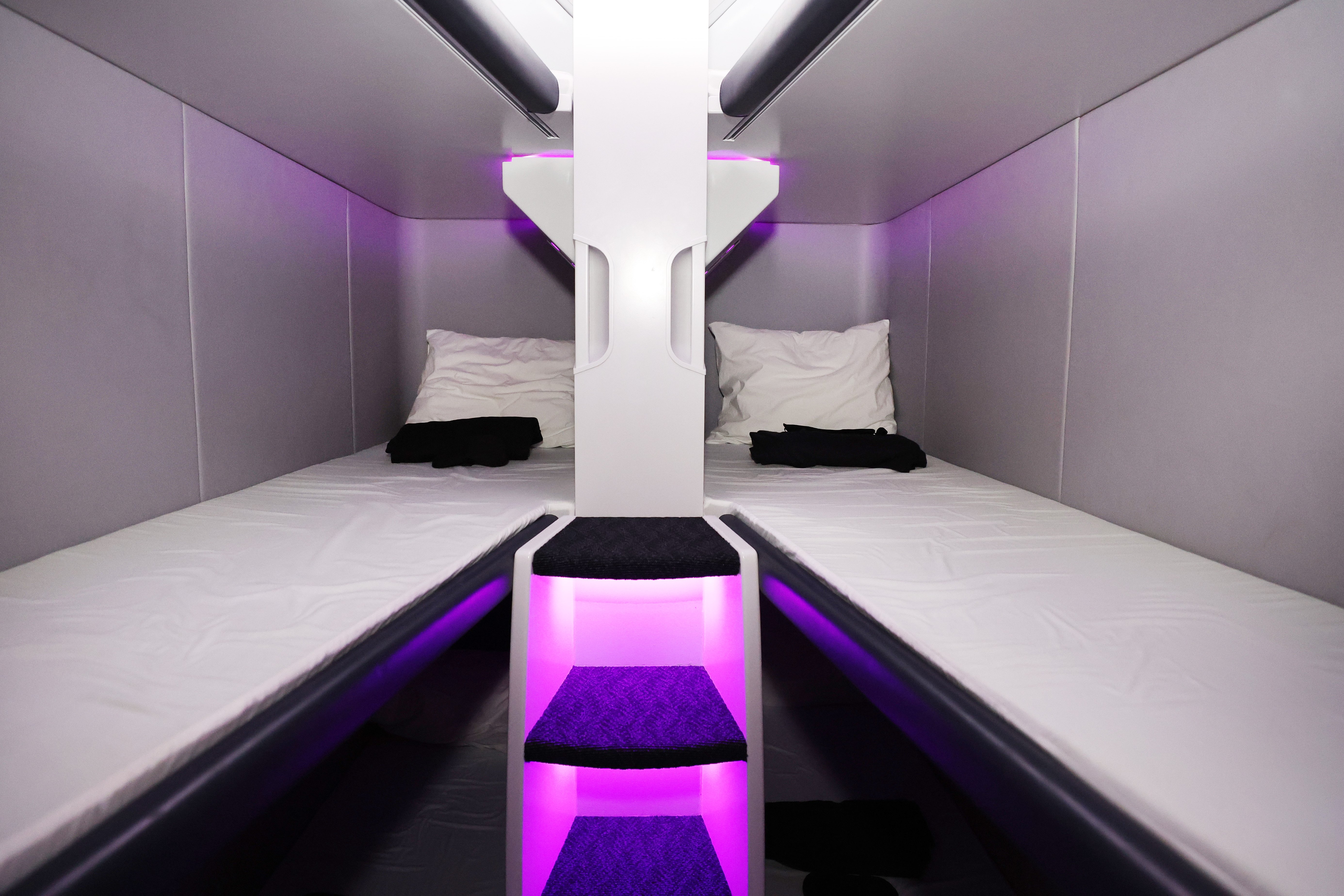 Skynest odmienia podróże lotnicze. Pasażerowie w klasie ekonomicznej w końcu zaznają snu. 2