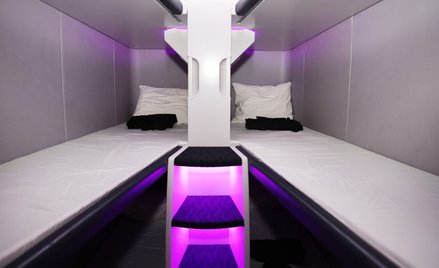 Model łóżek piętrowych Skynest linii Air New Zealand. Sześcioosobowa kabina w Boeingach Dreamliner p