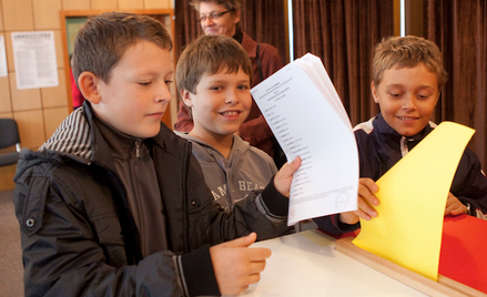 Sondaż CBOS: SLD za burtą, PO i PiS tracą po 3 proc.