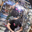 Astronauci Barry WiImore i Terry Virts wracają w maskach przeciwgazowych do amerykańskiej części sta