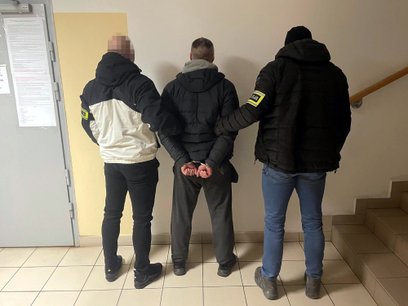 Podejrzany, działający w warunkach recydywy, trafił do aresztu na trzy miesiące