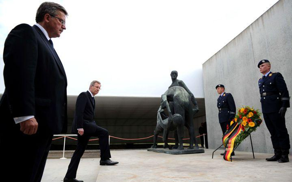 Prezydenci Polski i Niemiec, Bronisław Komorowski i Christian Wulff (na drugim planie) w obozie Sach