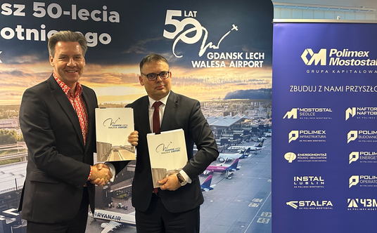 Umowę podpisali Tomasz Kloskowski, rpezes lotniska i Artur Sawicki, wiceprezes spółki Polimex Budown