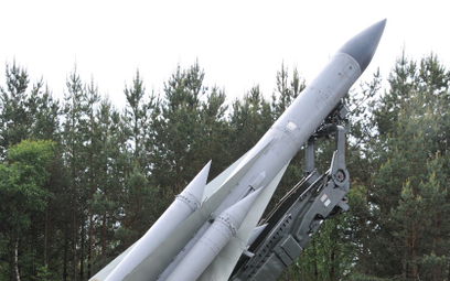 Makieta pocisku rakietowego 5W28E systemu S-200C Wega na wyrzutni 5P72W. Fot./Andrzej Kiński.