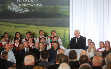 Prezes PiS Jarosław Kaczyński przemawia na konwencji rolnej Prawa i Sprawiedliwości w Łysych k. Ostr