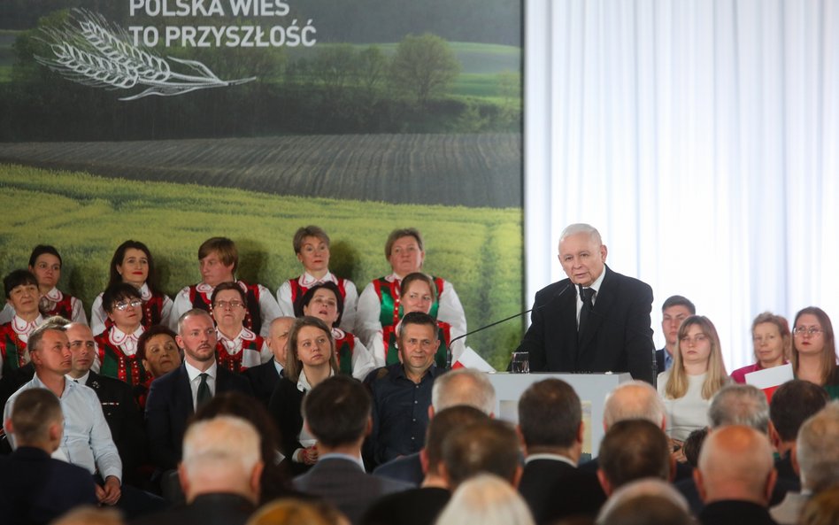 Prezes PiS Jarosław Kaczyński przemawia na konwencji rolnej Prawa i Sprawiedliwości w Łysych k. Ostr