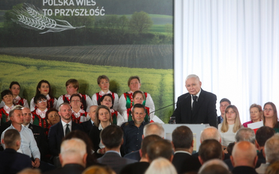 Prezes PiS Jarosław Kaczyński przemawia na konwencji rolnej Prawa i Sprawiedliwości w Łysych k. Ostr