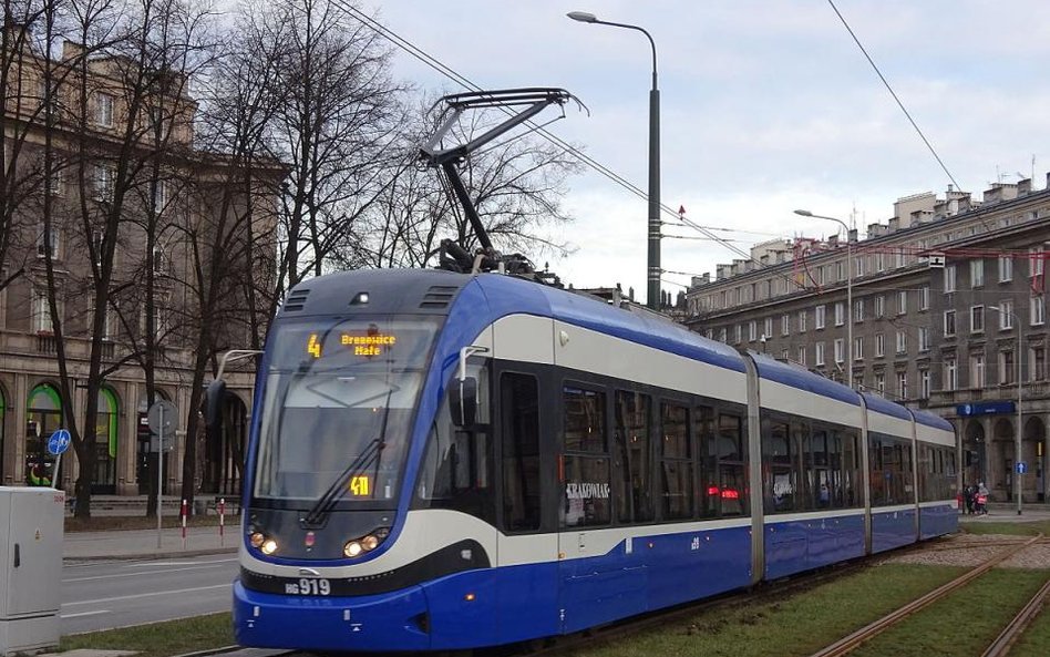 Pasażerowie krakowskiego tramwaju nie ustąpili miejsca kobiecie w ciąży, więc motornicza zatrzymała 