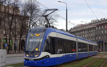 Pasażerowie krakowskiego tramwaju nie ustąpili miejsca kobiecie w ciąży, więc motornicza zatrzymała 