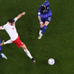 Grzegorz Krychowiak walczy o piłkę