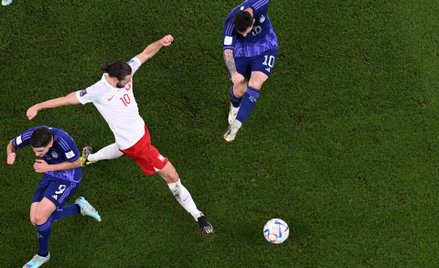 Grzegorz Krychowiak walczy o piłkę
