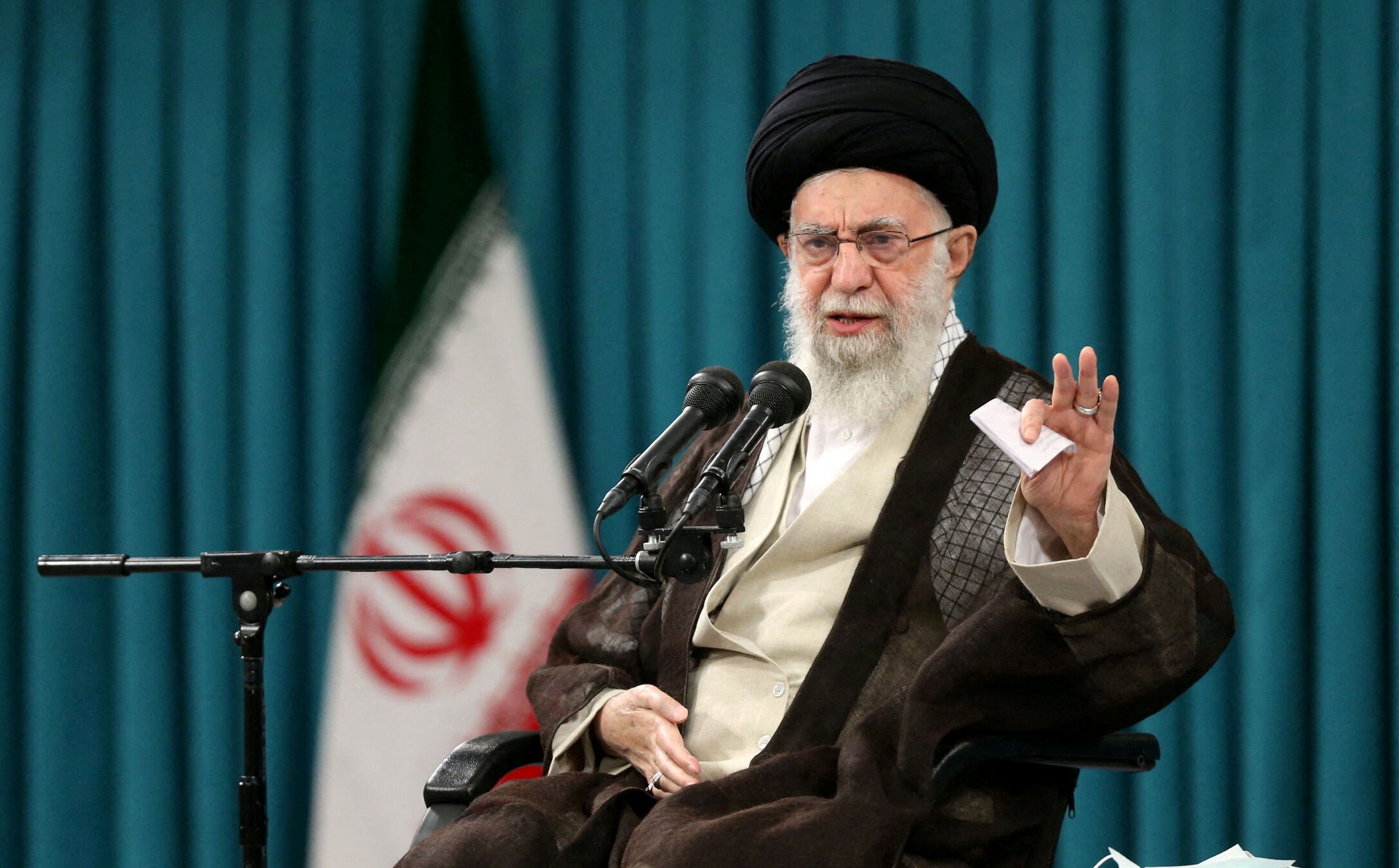 Ali Chamenei reaguje na groźby? Zrzekł się części władzy